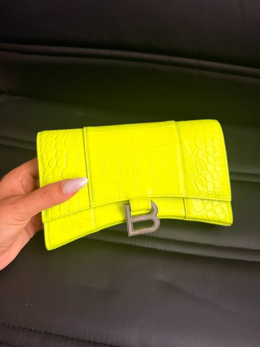 Balenciaga Hourglass Wallet On Chain - Picture 11 of 12